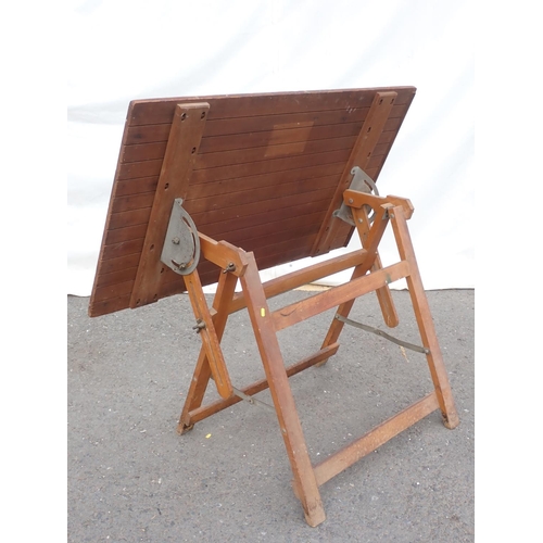 586 - An Artist's Folding Table/Easel