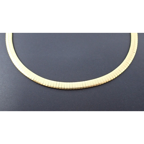 166 - An 18ct gold brushed flexi-link Collarette on hidden clasp, approx 40cms long, approx 41gms