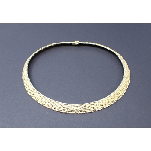 167 - A brick-link Collarette on hidden clasp, stamped 750, approx 41cms long, approx 48gms