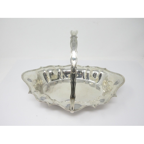 4 - An Edward VII silver shaped oval Cake Basket with swing handle, London 1906, 550gms