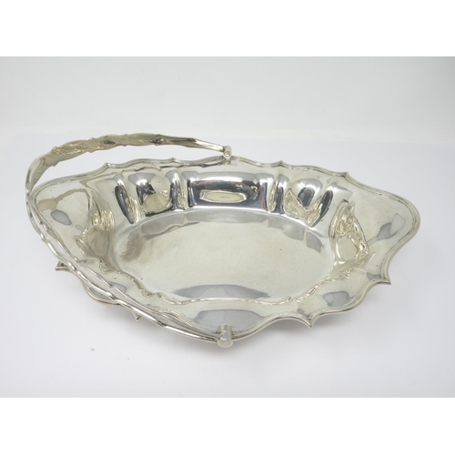 4 - An Edward VII silver shaped oval Cake Basket with swing handle, London 1906, 550gms