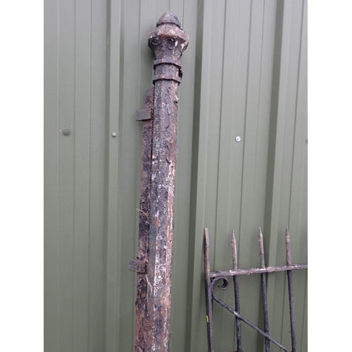 415 - A cast iron Garden Gate with spiked top and two supporting posts, 4ft W x 4ft 6in H