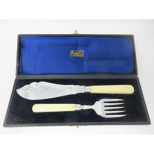 42 - A pair of Victorian silver Fish Servers with engraved blades, Sheffield 1896, in case.