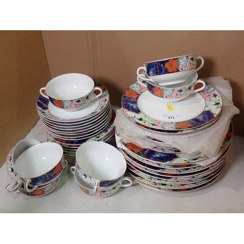 371 - A Limoges Dinner Service for eight people with floral borders