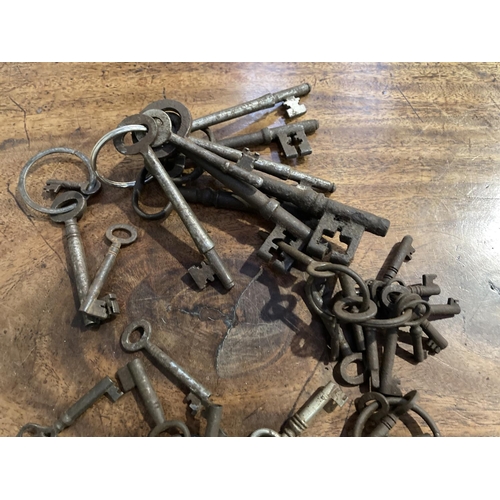 425 - A quantity of old Keys