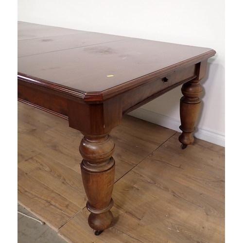 462 - A 19th Century style mahogany wind-out extending Dining Table on turned supports (no winder) 7ft 4in... 