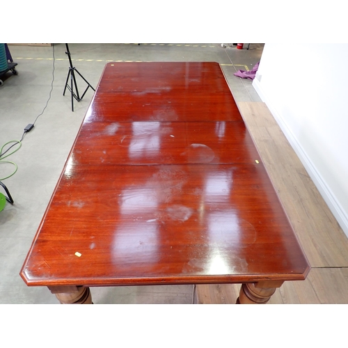 462 - A 19th Century style mahogany wind-out extending Dining Table on turned supports (no winder) 7ft 4in... 