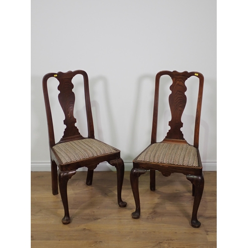 747 - A pair of 18th Century elm single Chairs with vase splat backs and drop in seats mounted upon cabrio... 