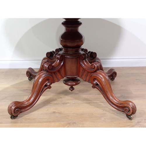 304 - A Victorian mahogany oval Loo Table on quadruple supports 4ft 11in W x 2ft 5in H