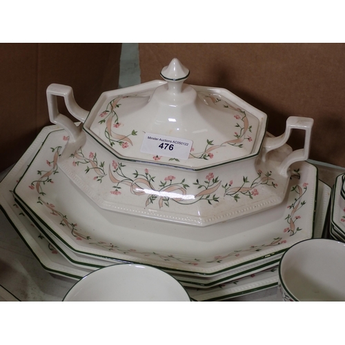 476 - A Johnson Bros 'Eternal Beau' part Dinner and Tea Service