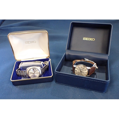 152 - A gentleman's Seiko Sportsmatic Calendar 820 Wristwatch the silvered dial with hourly baton markers,... 