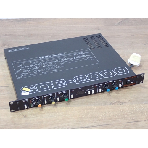 394 - A Roland Digital Delay SDE2000 with manual (passed PAT)