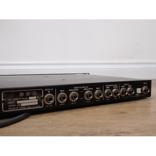 394 - A Roland Digital Delay SDE2000 with manual (passed PAT)