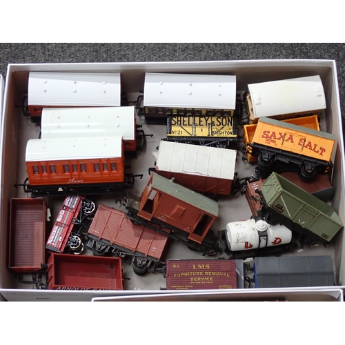 215 - A quantity of 00 gauge Railway including Tri-ang 0-6-0T, six assorted 0-4-0 Shunters, boxed Hornby-D... 