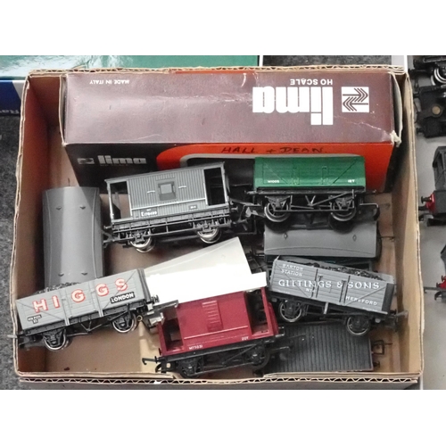 215 - A quantity of 00 gauge Railway including Tri-ang 0-6-0T, six assorted 0-4-0 Shunters, boxed Hornby-D... 