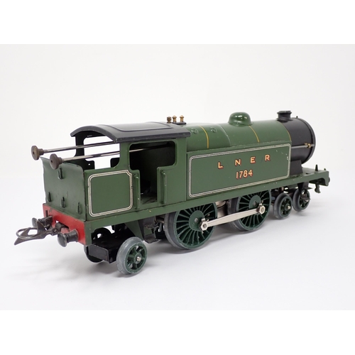 229 - A Hornby 0 gauge No.2 clockwork 4-4-2 Locomotive in L.N.E.R. green livery