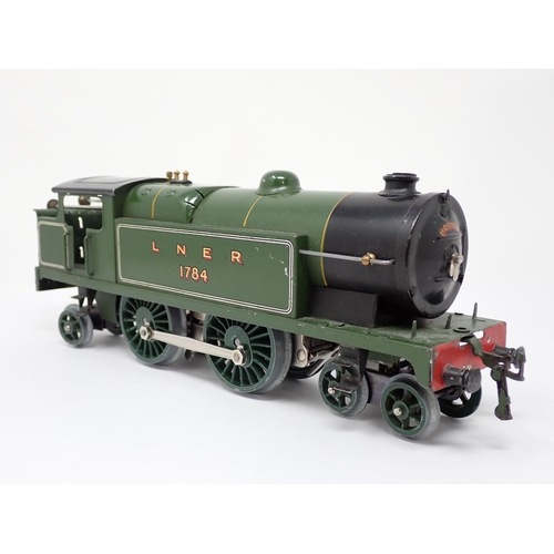 229 - A Hornby 0 gauge No.2 clockwork 4-4-2 Locomotive in L.N.E.R. green livery