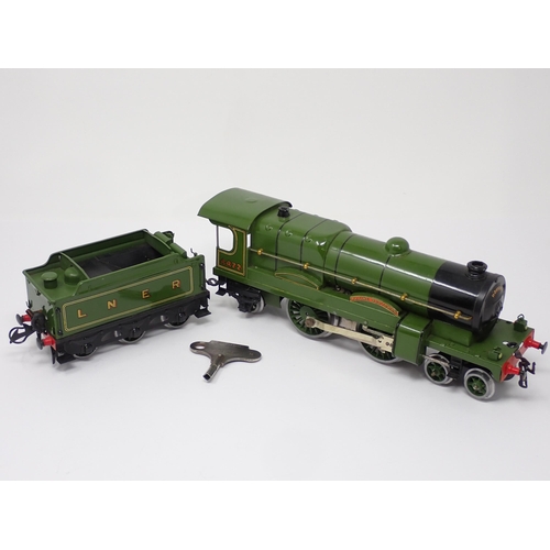 230 - A Hornby 0 gauge No.2 clockwork 'Flying Scotsman Locomotive in L.N.E.R. green livery with key