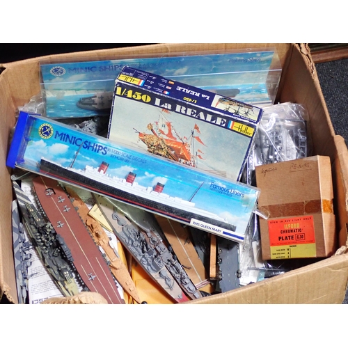 262 - Two boxes of completed and unbuilt small scale Ship plastic Kits, various Tri-ang Minic Ships and Co... 