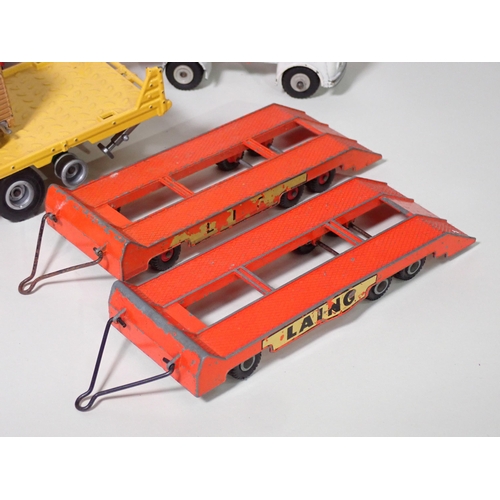 321 - A box of boxed and unboxed diecast Vehicles including Dinky Toys No.571 Mobile Crane, Matchbox Cater... 