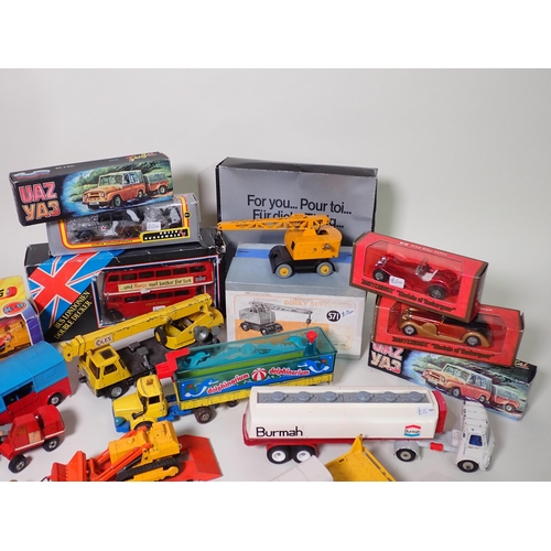 321 - A box of boxed and unboxed diecast Vehicles including Dinky Toys No.571 Mobile Crane, Matchbox Cater... 