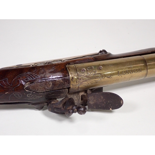 452 - An early flintlock brass barrelled Blunderbuss engraved 'London' on the 16in barrel, significant los... 