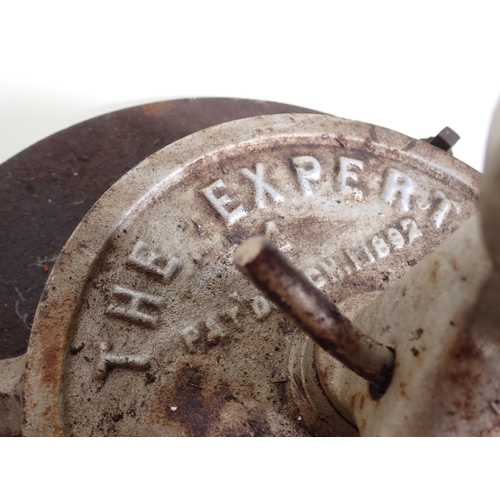 486 - An Eley Bros. 'The Expert' cast iron clay pigeon Trap