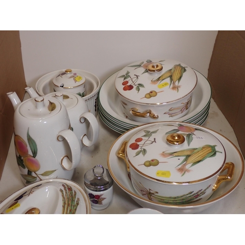 386 - A collection of Royal Worcester 'Evesham' including Tureens, Tea and Coffe Pots, Bowls, etc.