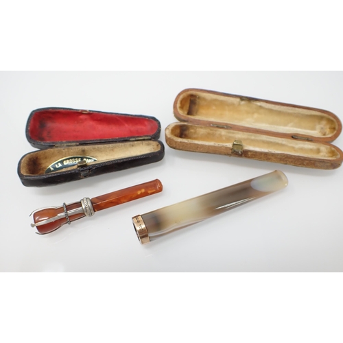 261 - An early 20th Century banded agate Cheroot Holder with 15ct gold mount in original case and a bakeli... 