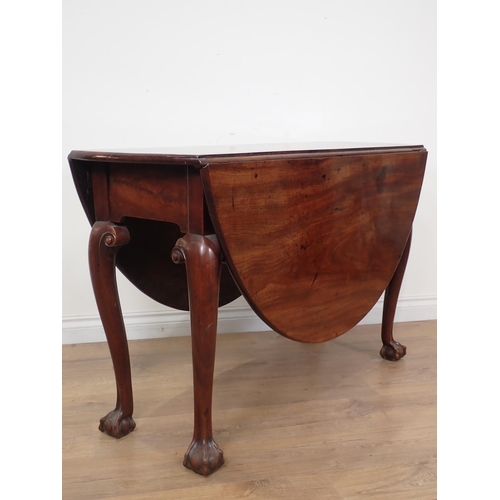 641 - A Georgian Cuban mahogany dropleaf Table with oval top and raised on slender cabriole supports with ... 