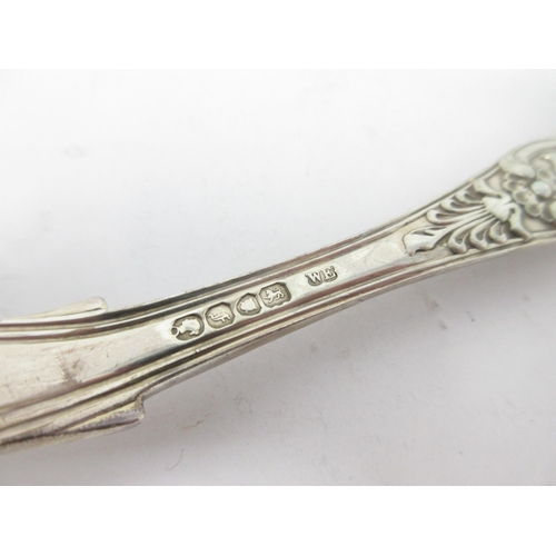 89 - A Victorian silver Fish Slice, Queen's pattern, engraved crest, London 1841, maker: W.E.