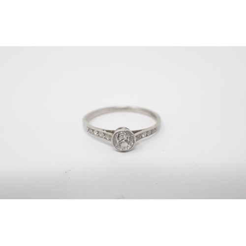 174 - A Diamond single stone Ring rubover-set old-cut stone between eight-cut stones to shoulders, ring si... 