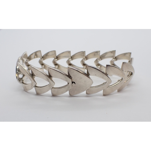 194 - A 1977 silver chevron link Bracelet, 17.50cms long