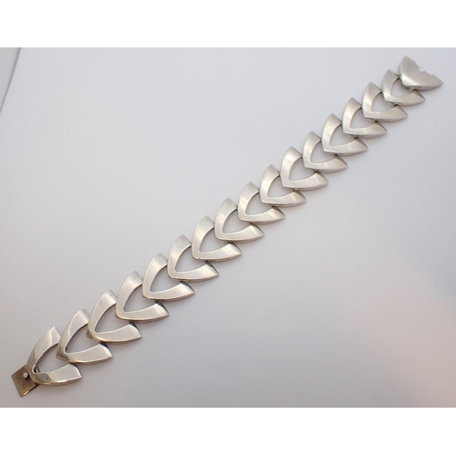 194 - A 1977 silver chevron link Bracelet, 17.50cms long