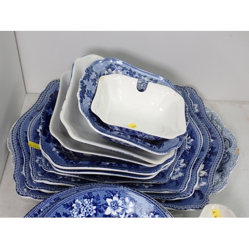 462 - A quantity of reproduction Rogers blue and white Dinnerware, including graduated meat plates, sauce ... 