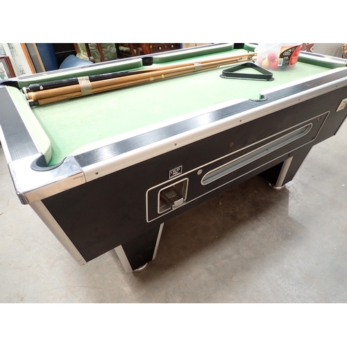 640 - A Pool Table with Cues and Balls