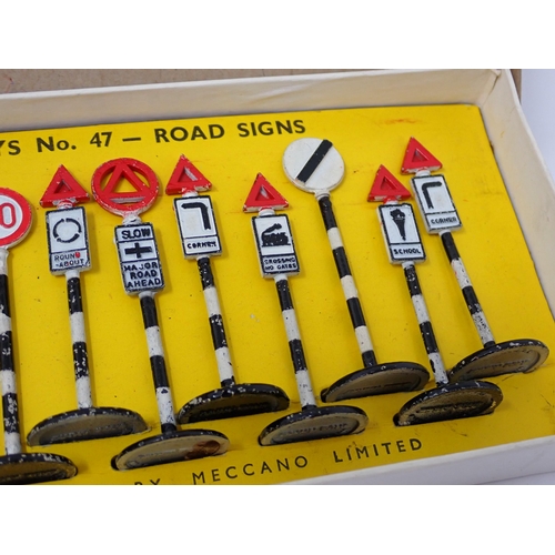 1240 - A boxed Dinky Toys No.47 Road Sign Set