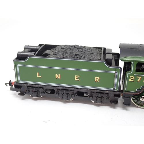 1261 - A boxed Hornby 00 gauge A1 Class 4-6-2 'Flying Scotsman' Locomotive and a boxed Class D49/1 4-4-0 'C... 