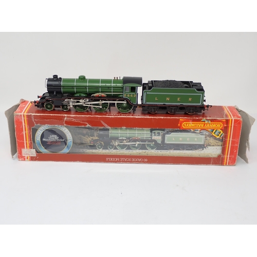 1262 - A boxed Hornby 00 gauge B17 Class Locomotive 'Manchester United' and a boxed Class 7P Locomotive 'Th... 