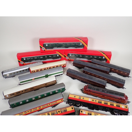 1277 - Three boxed Hornby 00 gauge Southern Region Coaches, fifteen unboxed Coaches including B.R. and L.N.... 