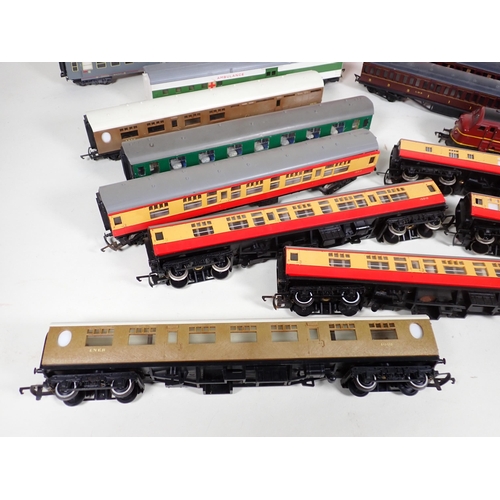 1277 - Three boxed Hornby 00 gauge Southern Region Coaches, fifteen unboxed Coaches including B.R. and L.N.... 