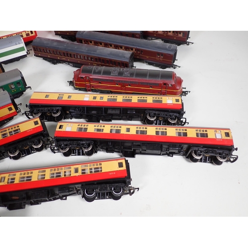 1277 - Three boxed Hornby 00 gauge Southern Region Coaches, fifteen unboxed Coaches including B.R. and L.N.... 