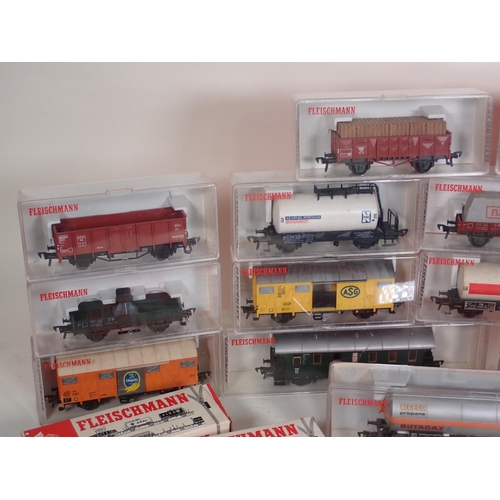 1283 - Twenty four boxed Fleischmann HO Wagons