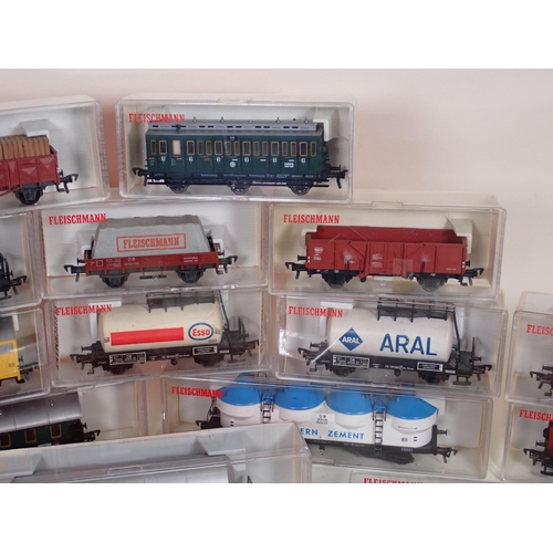 1283 - Twenty four boxed Fleischmann HO Wagons