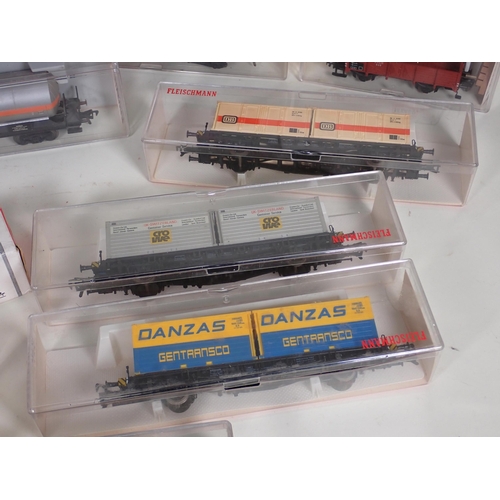 1283 - Twenty four boxed Fleischmann HO Wagons