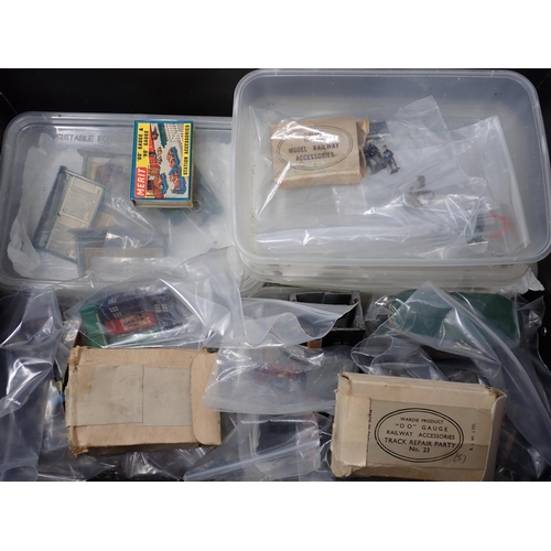 1295 - A box of Wardie and Merit 00 gauge model railway accessories to include Wardie Mastermodels boxed Oi... 