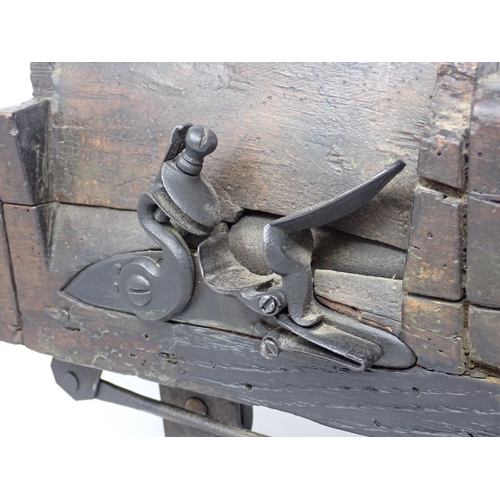 1408 - A Gamekeeper's Flintlock Poacher Trap Swivel Gun, c.1830 20in L