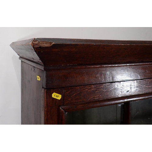 629 - An oak Bookcase fitted pair of glazed doors enclosing shelves on bracket feet 5ft 3in H x 3ft 11in W