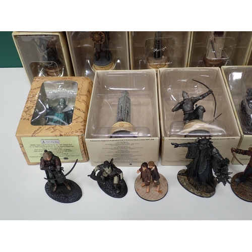 48 - Thirty seven boxed Lord of the Rings Collector's Models and a quantity of unboxed Figures