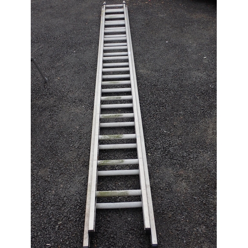 723 - A set of double extending aluminum Ladders